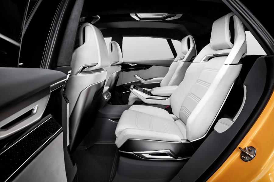 Интерьер Audi Q8 Sport Concept 2017 года  (фото 16 из 33)